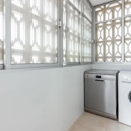 3 Bedroom Awesome In Apartment *